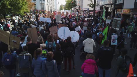 Eine-Riesige-Menschenmenge-Von-„Fridays-For-Future“-Demonstranten-Zieht-Durch-Die-Straßen-Von-Köln