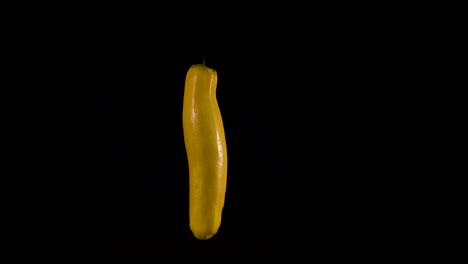 Gelbe-Zucchini-Auf-Schwarzem-Hintergrund-Scheint-Zu-Tanzen