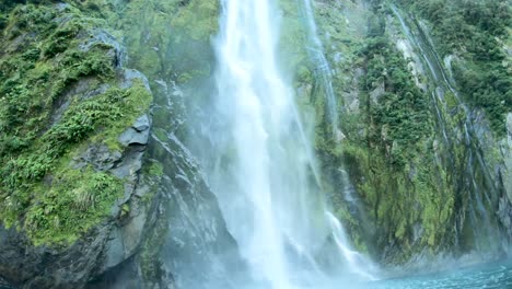 Hermosas-Cascadas-Mientras-Navega-Por-Milford-Sound-En-Nueva-Zelanda