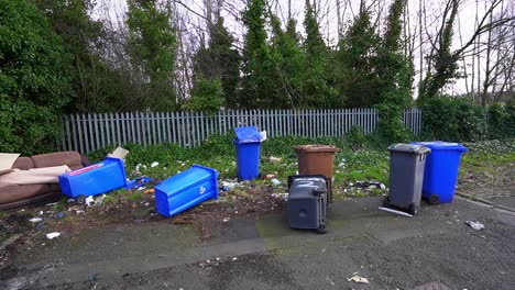 Abfall-Nach-Fliegenkippen,-Mülldeponie,-Sondermüll,-Littering,-Fliegenkippen-In-Stoke-On-Trent,-Einer-Der-ärmsten-Gegenden-Englands