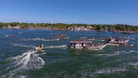 Luftaufnahme-Einer-Gruppe-Von-Booten,-Die-In-Der-Bucht-Von-Maracaibo-Segeln