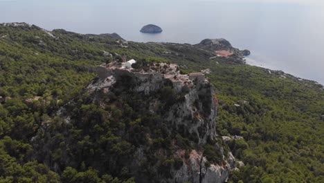 Luftaufnahme:-Rückwärtsflug-über-Der-Antiken-Burg-Von-Monolithos,-Insel-Rhodos