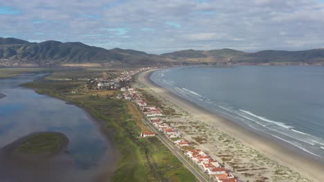 Amplia-Vista-De-La-Playa-De-Estero-Ensenada-Mexico,-Casas-Frente-A-La-Playa-De-Ensenada-En-Bahía-Todos-Los-Santos