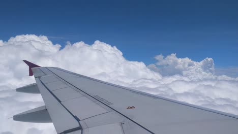 Die-Flauschigen-Und-Wunderschönen-Wolken,-Die-Man-Von-Einem-Flug-über-Der-Indischen-Stadt-Leh-Aus-Sieht