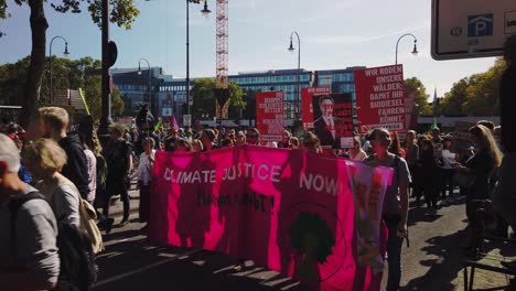 Demonstranten-Mit-Transparenten-Bei-Einem-Protestmarsch-Gegen-Den-Klimawandel-In-Köln,-Deutschland