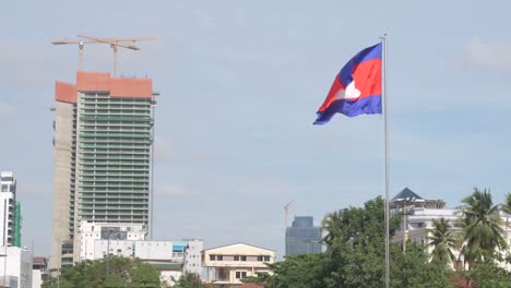 Die-Kambodschanische-Flagge-Bewegt-Sich-Im-Wind-In-Phnom-Penh