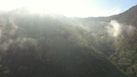 Niebla-Matutina-Sobre-Las-Faldas-De-Las-Montañas