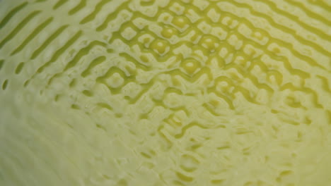 Gelb-Gefärbtes-Wasser,-Das-Unter-Dem-Einfluss-Von-Schallfrequenzen-Seltsame-Formen-Bildet