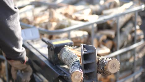 Brennholz-Vorbereiten,-Holzscheite-Mit-Holzspaltmaschine-Schneiden