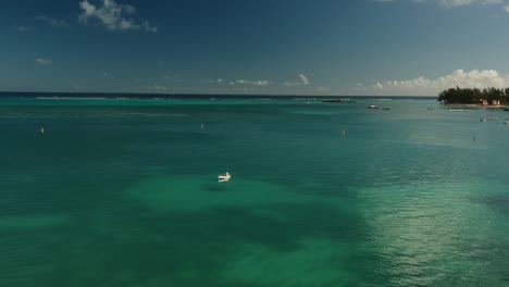 Luftaufnahme-Eines-Einsamen-Fischers-Auf-Einem-Kleinen-Boot-In-Einer-Touristenzone-An-Der-Küste-Von-Mauritius