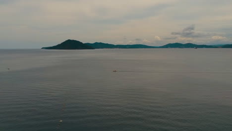 Drone-Sigue-Lancha-Rápida-Cruzando-El-Océano-Entre-Las-Islas-De-Borneo-En-Malasia