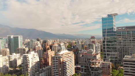 Luftpanorama-Von-Luxusgebäuden-An-Einem-Sonnigen-Nachmittag,-Santiago-De-Chile-4k