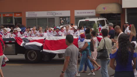 Los-Padres-Siguen-El-Camión-Que-Lleva-A-Los-Niños-Pequeños-De-La-Escuela-Durante-El-Desfile-Del-Día-De-La-Independencia-De-Costa-Rica