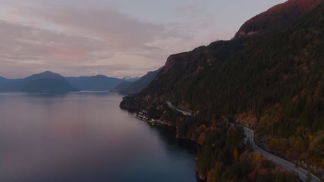 Sea-To-Sky-Hwy-En-Howe-Sound-Cerca-De-Horseshoe-Bay,-West-Vancouver,-British-Columbia,-Canadá