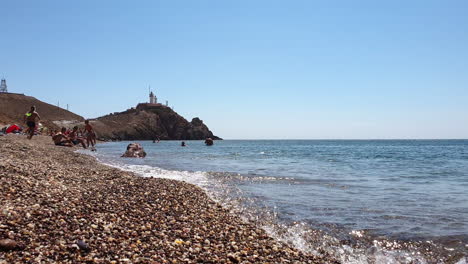 Touristen-Haben-Spaß-Am-Strand-Von-Corralete,-Cabo-De-Gata