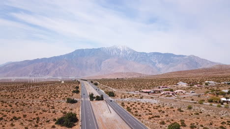 Highway-62-In-Der-Wüste-Mit-Heißen-Quellen-Und-Palm-Springs,-Mit-Blick-Auf-Den-Berg-San-Jacinto,-Direkt-Neben-Den-Berühmten-Windmühlen-Von-Palm-Springs