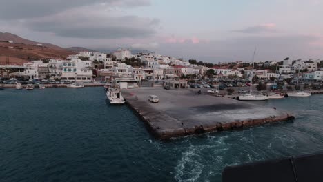 Verlassen-Des-Hafens-Der-Griechischen-Insel-Andros-In-Zeitlupe
