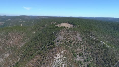 Luftaufnahme-Einer-Kleinen-Raramuri-Gemeinde-Im-Tararecua-Canyon-In-Der-Copper-Canyon-Region,-Chihuahua,-Mexiko