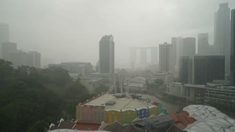 Singapur-–-Ca.-Zeitrafferaufnahme-Von-Singapur-Im-Tropischen-Monsunsturm-Und-Regenfall-Im-Zentralen-Bereich-Mit-Der-Marina-Bay-Im-Hintergrund