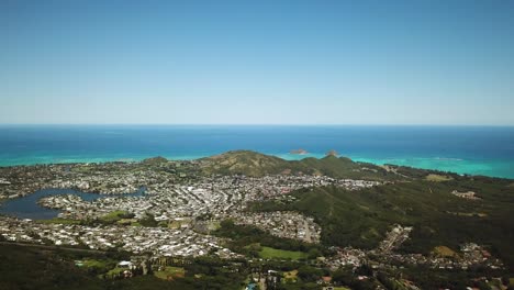 Drohnenaufnahme-Zeigt-Einen-Panoramablick-Auf-Die-Stadt-Kailua-Und-Die-Küste-Mit-Den-Mokulua-Inseln-In-Der-Ferne