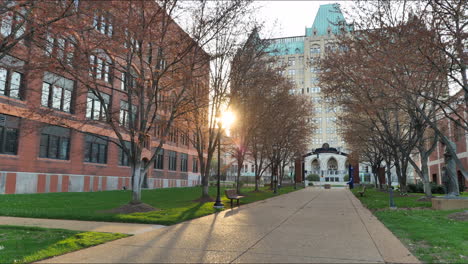 Wunderschöner-Sonnenuntergang-Auf-Dem-Campus-Der-Universität-Saint-Louis