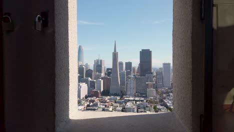 Skyline-Panorama-Der-Innenstadt-Von-San-Francisco-Und-Der-Nachbarschaften-Vom-Fenster-Des-Coit-Tower-Aus