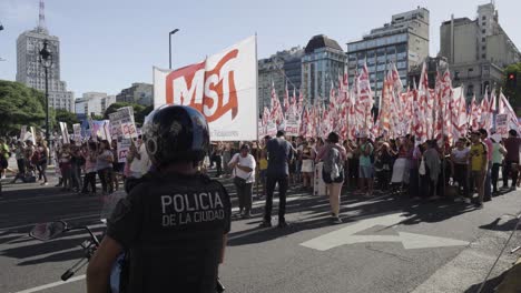 Die-Polizei-Beobachtet-Tagsüber-Einen-Friedlichen-Protest-In-Buenos-Aires