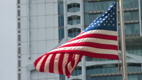 Una-Bandera-De-Estados-Unidos-Ondeando-En-El-Viento-Frente-Al-Consulado-De-Estados-Unidos-En-Hong-Kong