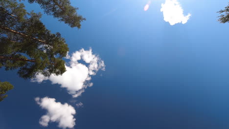 Zeitraffer-Geburt-Von-Wolken-Am-Blauen-Himmel