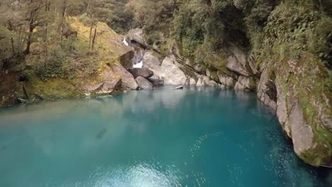 Drone-Filmando-Sobre-El-Río-De-La-Montaña-En-Un-Brillante-Día-De-Verano