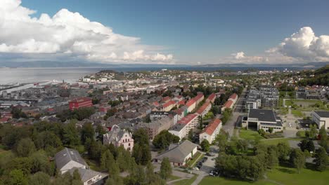 Aerial-look-of-the-east-side-of-Trondheim,-jib-down