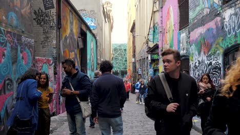 Los-Turistas-Que-Visitan-Obras-De-Arte-De-Graffiti-En-Hosier-Lane-Melbourne-Cbd