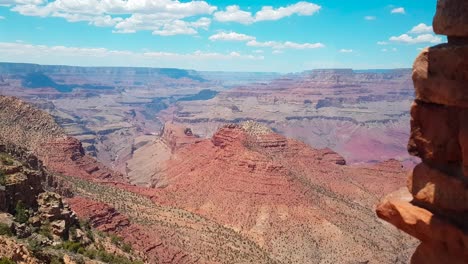 Pullpack-Aufnahme-Einer-Jungen-Frau,-Die-Im-Sommer-Im-Grand-Canyon-National-Park,-Arizona,-USA,-Vom-Desert-View-Watchtower-Aus-Ein-Foto-Vom-Grand-Canyon-Macht