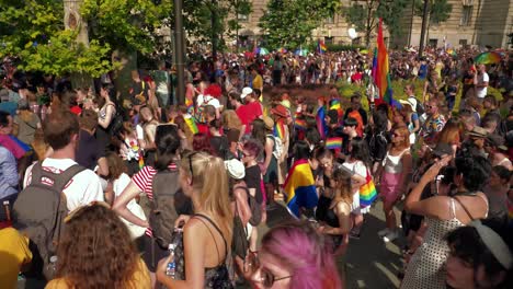 Gente-Colorida-Preparándose-Para-Marchar-En-El-Orgullo-De-Budapest,-Comenzando-La-Marcha