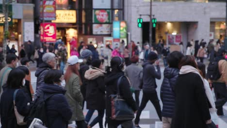 Multitud-De-Personas-Cruzando-En-Un-Paso-De-Peatones-En-El-Centro-De-Tokio,-Japón