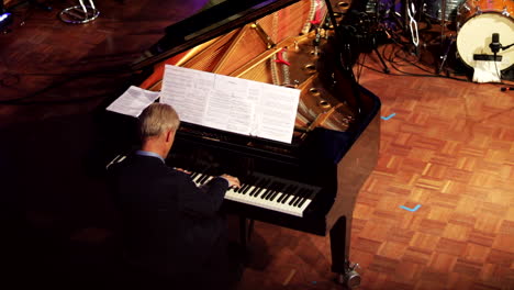 Pianista-Toca-El-Piano-De-Cola-En-Un-Concierto