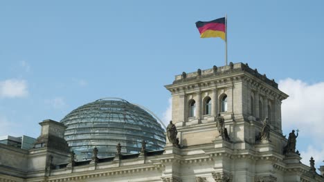 Kuppel-Des-Historischen-Reichstagsgebäudes-Mit-Wehender-Deutscher-Flagge-In-Berlin