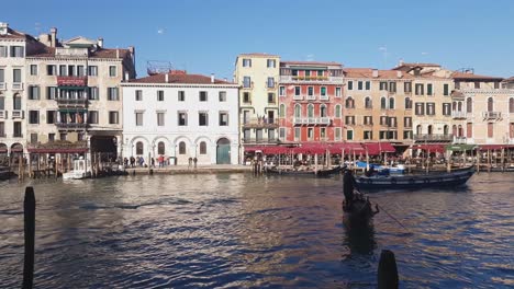 Góndola-En-El-Gran-Canal-De-Venecia,-Italia