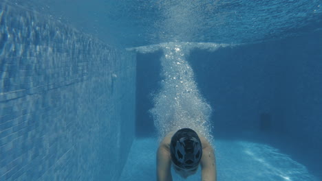 Frau-Taucht-Und-Schwimmt-Unter-Wasser-In-Zeitlupe