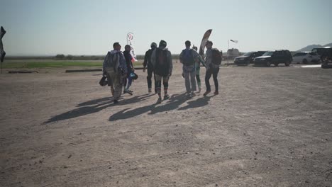 Grupo-De-Paracaidistas-Caminando-Y-Chocando-Los-Cinco.mp4