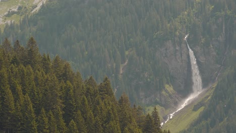 Statische-Aufnahme-Eines-Spektakulären-Wasserfalls-An-Einem-Berghang-In-Der-Schweiz