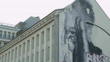 Modernes-Street-Art-Wandbild-In-Berlin-Mit-Sonnenlicht-Auf-Dem-Dach