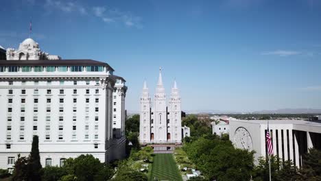 Drone-Shot-flying-towards-the-Salt-Lake-Temple-on-a-sunny-day