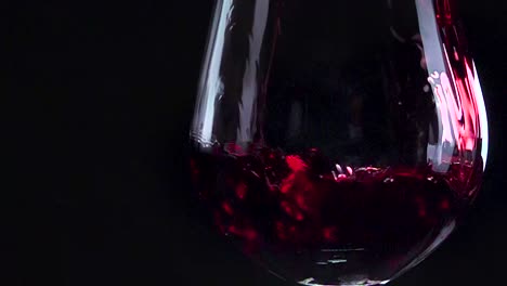 Wein-In-Weinglas-Mit-Hoher-Bildrate-Einschenken