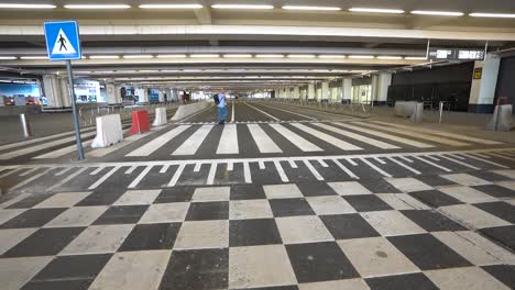 Ein-Einsamer-Mann-Mit-Rucksack-In-Der-Verlassenen-Passagierabfertigung-Am-Flughafen-Brüssel,-Belgien