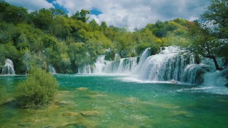 Wunderschönes-Cinemagraph-Von-Wasserfällen-Im-Krka-Nationalpark-In-Kroatien-Im-Frühsommer