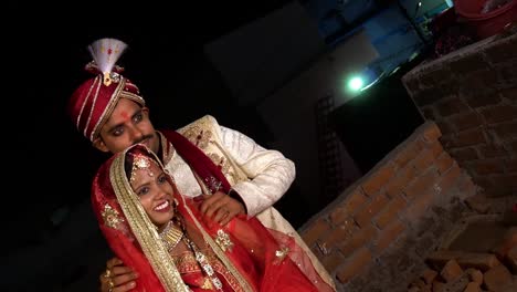 Bräutigam-Und-Braut-Im-Traditionellen-Indischen-Hochzeitskleid