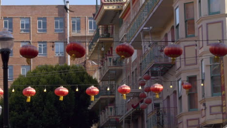 Laternen,-Gebäude-Und-Vögel-In-Chinatown,-San-Francisco