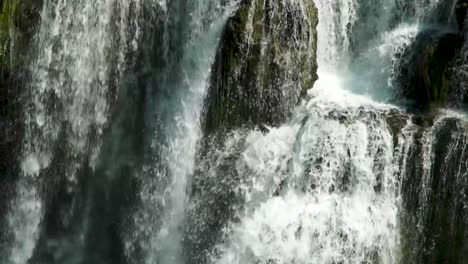 Eine-Nahaufnahme-Des-Tosenden-Lower-Lewis-Wasserfalls-Im-US-Bundesstaat-Washington