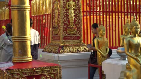 Ceremonia-De-Oración-En-El-Templo-Doi-Suthep-Para-Una-Ceremonia-En-Chiang-Mai,-Tailandia